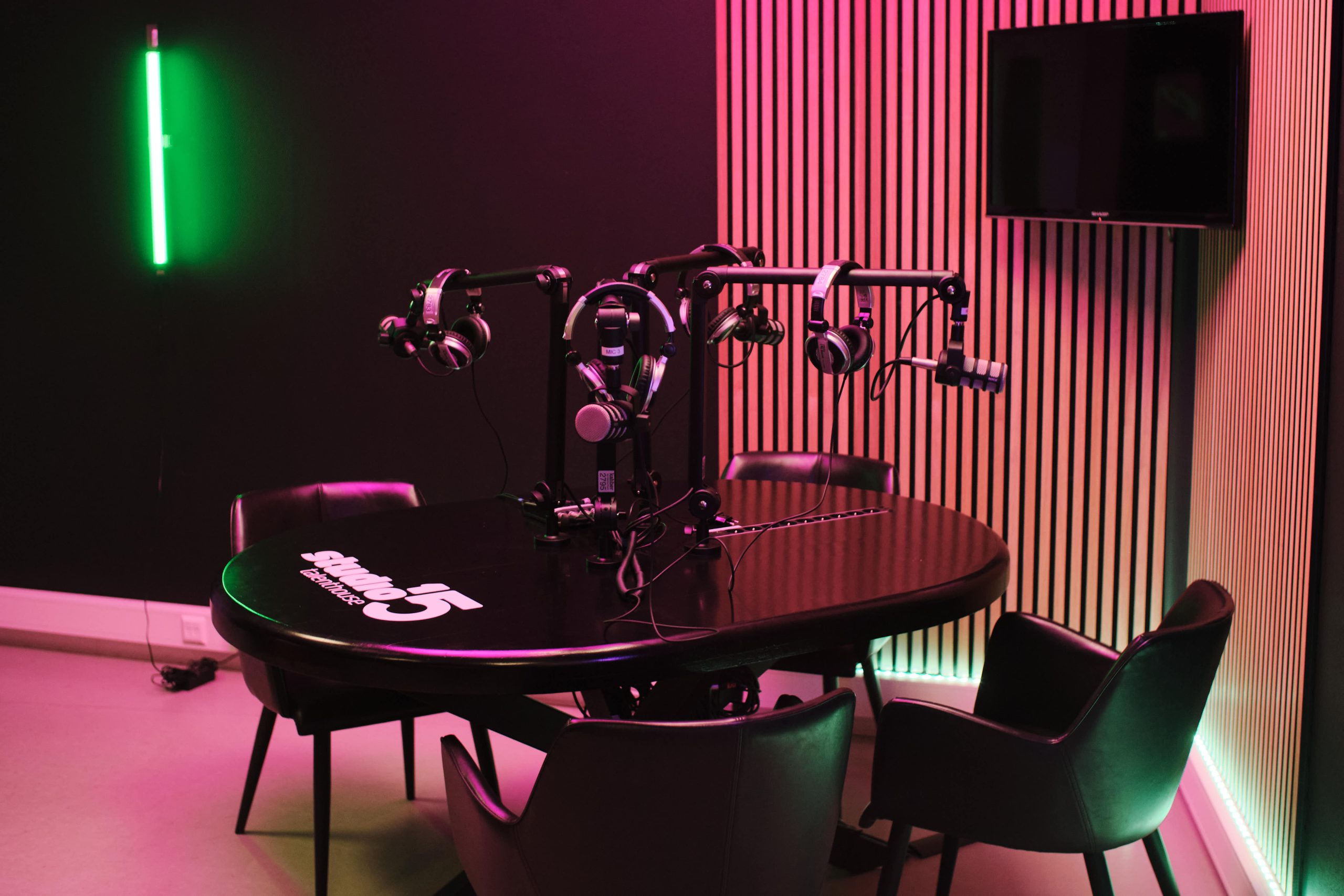 tafel met apparatuur om podcast op te nemen in podcaststudio